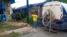 Petugas mobil tangki saat datang ke Komplek warga di Tanjung Sengkuang mengantar air, untuk memenuhi kebutuhan air warga, Rabu (7/1/2026). Matapedia6.com/ Dok Warga