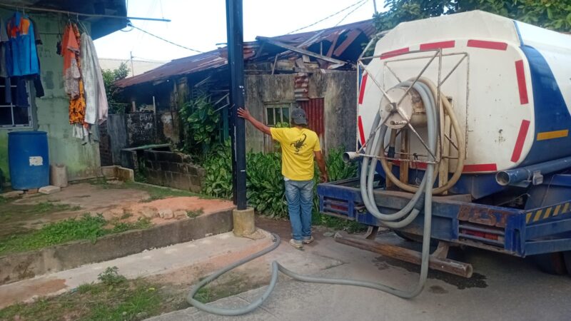 Petugas mobil tangki saat datang ke Komplek warga di Tanjung Sengkuang mengantar air, untuk memenuhi kebutuhan air warga, Rabu (7/1/2026). Matapedia6.com/ Dok Warga