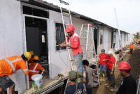 Petugas TelkomGroup melakukan pemulihan dan penguatan infrastruktur jaringan telekomunikasi pascabencana. Foto:Telkom/matapedia