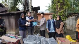 Relawan BUMN Peduli TelkomGroup menyerahkan bantuan pendidikan dan kebersihan untuk sekolah dan tempat ibadah di Kabupaten Aceh Tamiang. Foto:Dok/Telkom