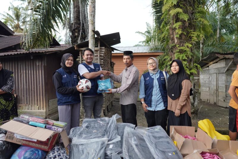 Relawan BUMN Peduli TelkomGroup menyerahkan bantuan pendidikan dan kebersihan untuk sekolah dan tempat ibadah di Kabupaten Aceh Tamiang. Foto:Dok/Telkom