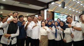 Pegawai tetap BP Batam bersama Kepala BP Batam Amsakar Achmad dan Wakil Wali Kota Batam Li Claudia usai penyerahan SK, Senin (12/1/2026). Foto:Humas BP