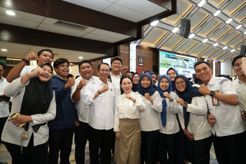 Pegawai tetap BP Batam bersama Kepala BP Batam Amsakar Achmad dan Wakil Wali Kota Batam Li Claudia usai penyerahan SK, Senin (12/1/2026). Foto:Humas BP