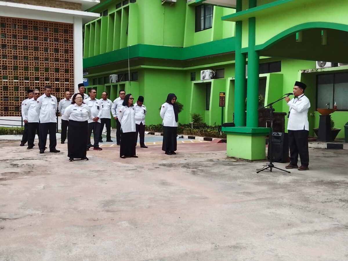 Kemenag Batam Budi Dermawan saat pimpin apel surat edaran MDT. Foto:Istimewa