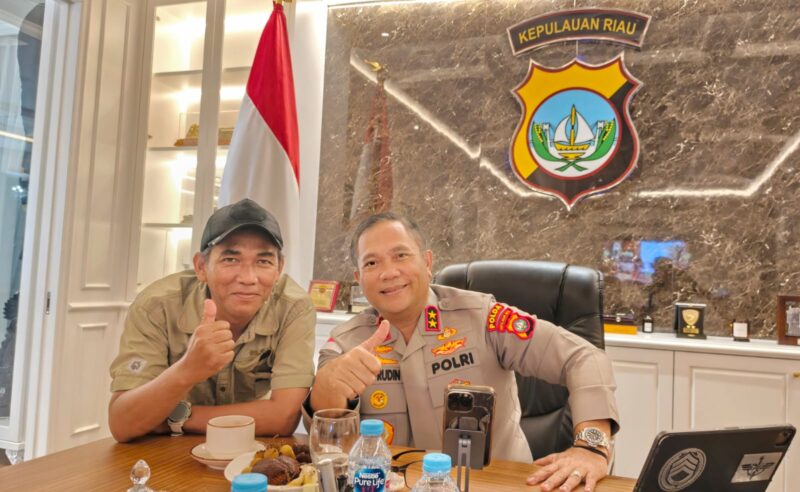 Kapolda Kepri Irjen Pol Asep Safrudin bersama Agus. Foto:Ist