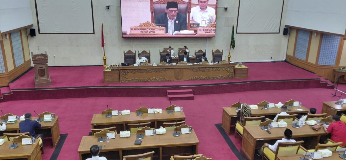 Ketua DPRD Kota Batam Muhammad Kamaluddin saat memimpin Rapat Paripurna penyampaian tanggapan wali Kota Batam atas Ranperda LAM Kota Batam, di ruang Sidang Utama DPRD Kota Batam, Rabu (14/1/2026). Matapedia6.com/Luci