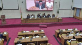 Ketua DPRD Kota Batam Muhammad Kamaluddin saat memimpin Rapat Paripurna penyampaian tanggapan wali Kota Batam atas Ranperda LAM Kota Batam, di ruang Sidang Utama DPRD Kota Batam, Rabu (14/1/2026). Matapedia6.com/Luci