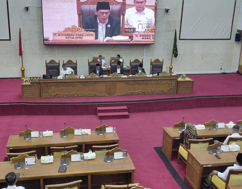 Ketua DPRD Kota Batam Muhammad Kamaluddin saat memimpin Rapat Paripurna penyampaian tanggapan wali Kota Batam atas Ranperda LAM Kota Batam, di ruang Sidang Utama DPRD Kota Batam, Rabu (14/1/2026). Matapedia6.com/Luci