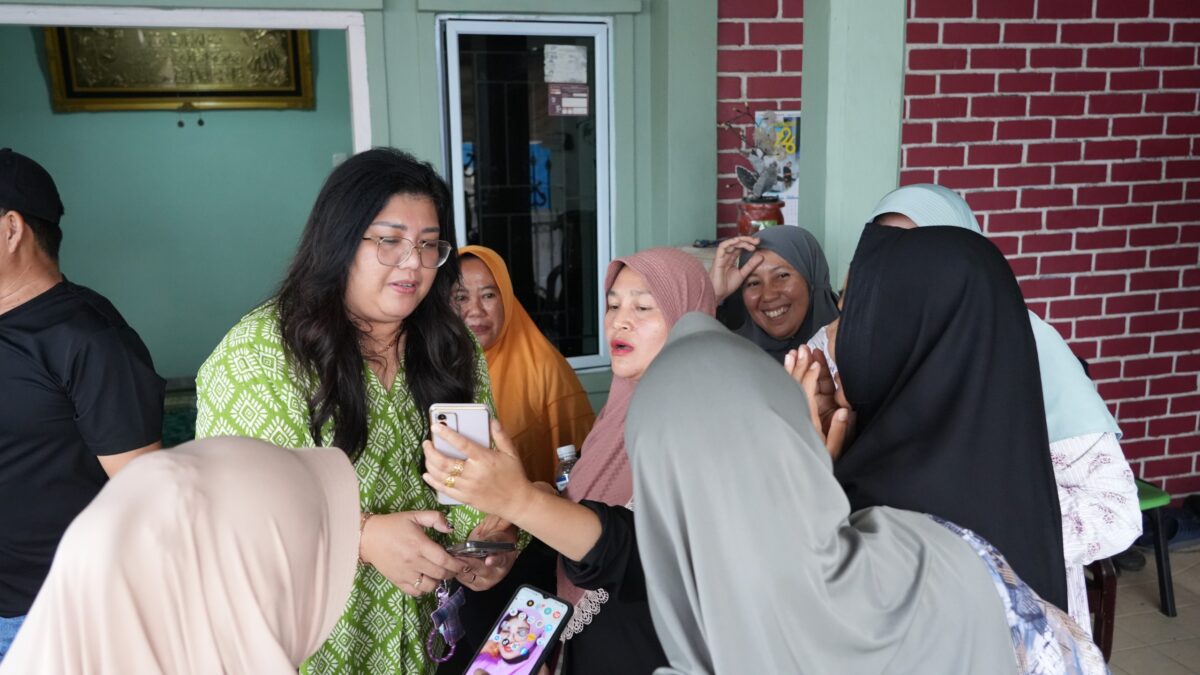 Deputi Bidang Pelayanan Umum BP Batam Ariastuty Sirait bersama warga Bengkong Harapan II. Foto:Humas BP
