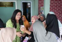 Deputi Bidang Pelayanan Umum BP Batam Ariastuty Sirait bersama warga Bengkong Harapan II. Foto:Humas BP