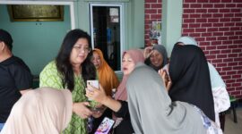 Deputi Bidang Pelayanan Umum BP Batam Ariastuty Sirait bersama warga Bengkong Harapan II. Foto:Humas BP