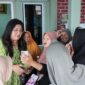 Deputi Bidang Pelayanan Umum BP Batam Ariastuty Sirait bersama warga Bengkong Harapan II. Foto:Humas BP