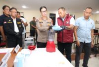 Dirresnarkoba Polda Kepri Kombes Pol Suyono bersama Kabid Humas Polda Kepri Kombes Pol Kombes Pol Dr. Nona Pricillia Ohei, saat melakukan pemusnahan narkotika dengan cara diblender, di lantai tiga gedung Mako Polda Kepri, Kamis (15/1/2026). Matapedia6.com/Dok Humas Polda