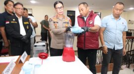 Dirresnarkoba Polda Kepri Kombes Pol Suyono bersama Kabid Humas Polda Kepri Kombes Pol Kombes Pol Dr. Nona Pricillia Ohei, saat melakukan pemusnahan narkotika dengan cara diblender, di lantai tiga gedung Mako Polda Kepri, Kamis (15/1/2026). Matapedia6.com/Dok Humas Polda