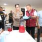 Dirresnarkoba Polda Kepri Kombes Pol Suyono bersama Kabid Humas Polda Kepri Kombes Pol Kombes Pol Dr. Nona Pricillia Ohei, saat melakukan pemusnahan narkotika dengan cara diblender, di lantai tiga gedung Mako Polda Kepri, Kamis (15/1/2026). Matapedia6.com/Dok Humas Polda