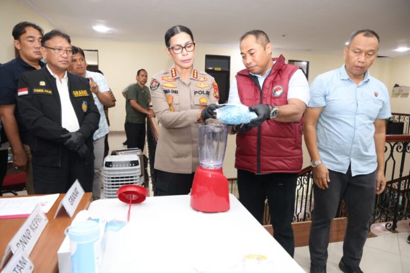 Dirresnarkoba Polda Kepri Kombes Pol Suyono bersama Kabid Humas Polda Kepri Kombes Pol Kombes Pol Dr. Nona Pricillia Ohei, saat melakukan pemusnahan narkotika dengan cara diblender, di lantai tiga gedung Mako Polda Kepri, Kamis (15/1/2026). Matapedia6.com/Dok Humas Polda