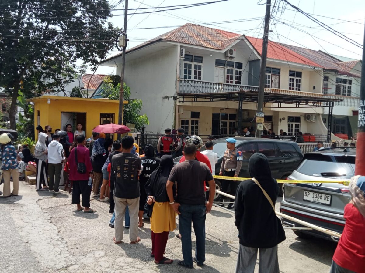Rekonstruksi kasus pembunuhan calon LC di wilayah Batu Ampar menjadi tontonan warga pada Kamis (15/1/2026). Foto:Ya/matapedia