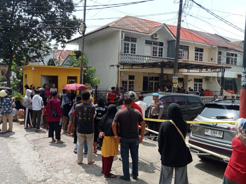 Rekonstruksi kasus pembunuhan calon LC di wilayah Batu Ampar menjadi tontonan warga pada Kamis (15/1/2026). Foto:Ya/matapedia