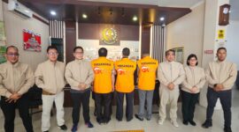 OJK resmi menyerahkan tersangka beserta barang bukti kepada Jaksa Penuntut Umum. Foto:OJK Kepri