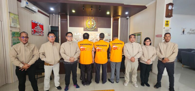 OJK resmi menyerahkan tersangka beserta barang bukti kepada Jaksa Penuntut Umum. Foto:OJK Kepri