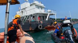 Tim SAR gabungan saat melakukan pencarian korban jatuh di perairan Tanjung pinggir, Batam pada Sabtu (17/1/2026). Foto:Dok/Basarnas