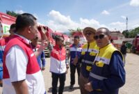 BBM dipindahkan dari truk 16 KL ke armada kecil, lalu disalurkan bertahap hingga ke titik terisolasi. Foto:istimewa