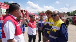 BBM dipindahkan dari truk 16 KL ke armada kecil, lalu disalurkan bertahap hingga ke titik terisolasi. Foto:istimewa