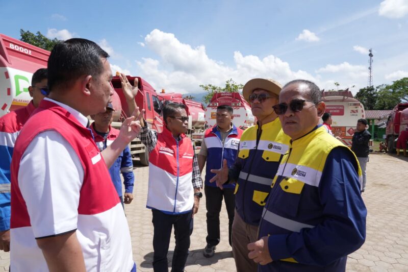 BBM dipindahkan dari truk 16 KL ke armada kecil, lalu disalurkan bertahap hingga ke titik terisolasi. Foto:istimewa