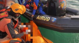 Jenazah korban Jatuh dari Kapal saat dievakuasi Tim SAR gabungan pada Minggu (18/1/2026). Foto:Basarnas-matapedia