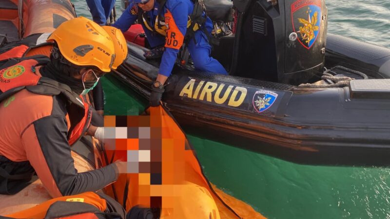 Jenazah korban Jatuh dari Kapal saat dievakuasi Tim SAR gabungan pada Minggu (18/1/2026). Foto:Basarnas-matapedia