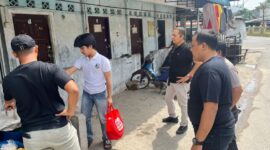 Anggota Polsek Batam kota saat melakukan olah tempat kejadian perkara di lokasi kamar kos pelaku di kawasan Legenda, Kecamatan Batam Kota, Minggu (18/1/2026). Matapedia6.com/Dok Polsek