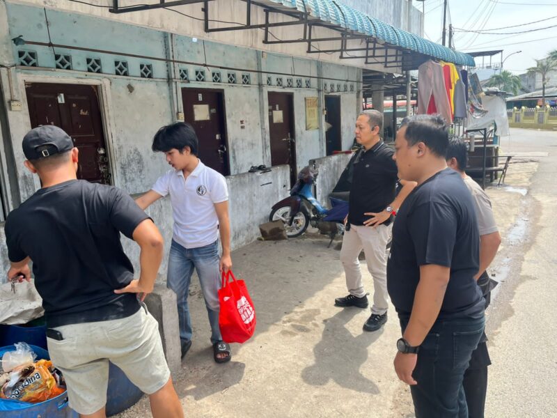 Anggota Polsek Batam kota saat melakukan olah tempat kejadian perkara di lokasi kamar kos pelaku di kawasan Legenda, Kecamatan Batam Kota, Minggu (18/1/2026). Matapedia6.com/Dok Polsek