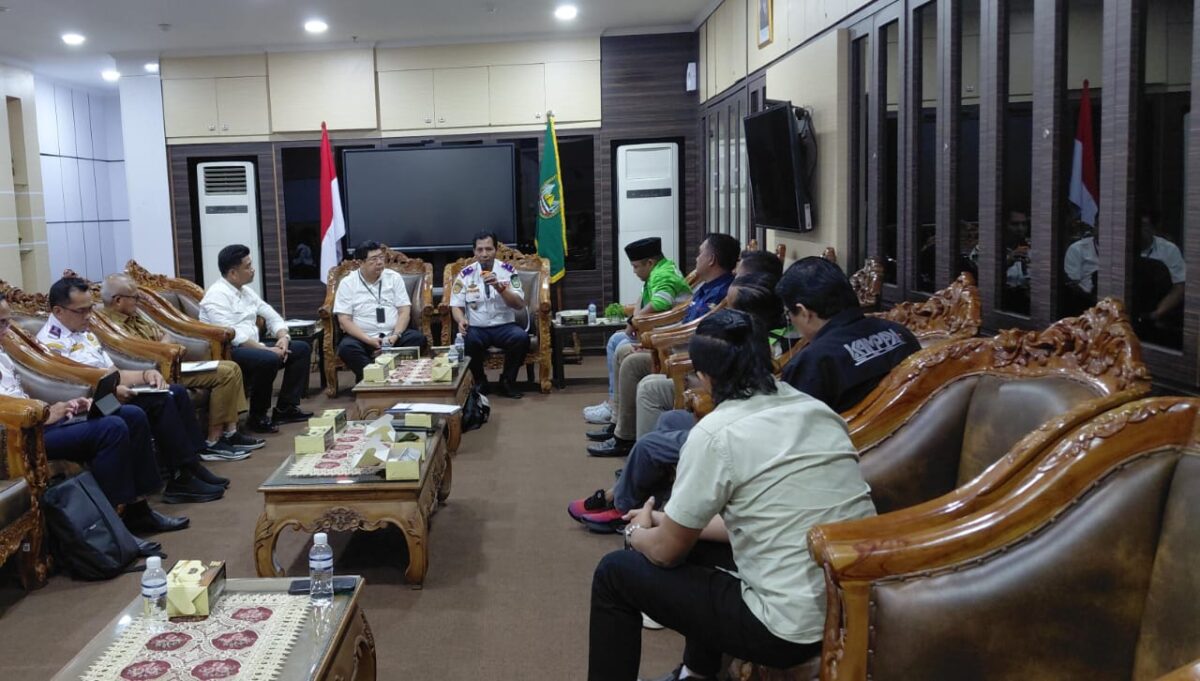 Kepala Dinas Perhubungan (Kadishub) Batam, Leo Putra, bersama Asisten Pemko Batam Hariman, terima perwakilan ADOB berdiskusi di ruang serbaguna lantai satu Gedung Pemko Batam, Senin (19/1/2026). Matapedia6.com/Luci