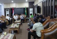 Kepala Dinas Perhubungan (Kadishub) Batam, Leo Putra, bersama Asisten Pemko Batam Hariman, terima perwakilan ADOB berdiskusi di ruang serbaguna lantai satu Gedung Pemko Batam, Senin (19/1/2026). Matapedia6.com/Luci