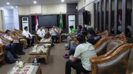 Kepala Dinas Perhubungan (Kadishub) Batam, Leo Putra, bersama Asisten Pemko Batam Hariman, terima perwakilan ADOB berdiskusi di ruang serbaguna lantai satu Gedung Pemko Batam, Senin (19/1/2026). Matapedia6.com/Luci