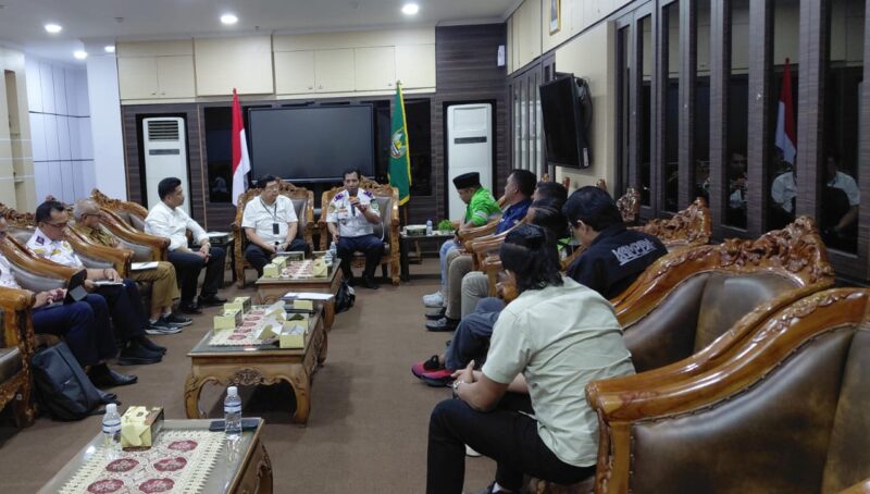 Kepala Dinas Perhubungan (Kadishub) Batam, Leo Putra, bersama Asisten Pemko Batam Hariman, terima perwakilan ADOB berdiskusi di ruang serbaguna lantai satu Gedung Pemko Batam, Senin (19/1/2026). Matapedia6.com/Luci