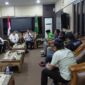 Kepala Dinas Perhubungan (Kadishub) Batam, Leo Putra, bersama Asisten Pemko Batam Hariman, terima perwakilan ADOB berdiskusi di ruang serbaguna lantai satu Gedung Pemko Batam, Senin (19/1/2026). Matapedia6.com/Luci