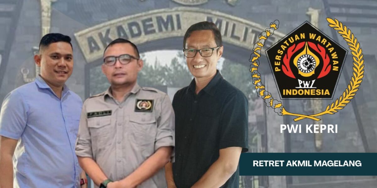 Ketua PWI Batam Kavi bersama dua wartawan senior. Foto:Istimewa