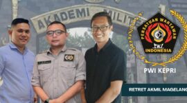 Ketua PWI Batam Kavi bersama dua wartawan senior. Foto:Istimewa