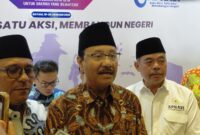 Menteri Sosial RI Saifullah Yusuf memberikan komentar kepada awak media usai memberikan pengarahan dalam Rapat Kerja Nasional XVII Asosiasi Pemerintah Kabupaten Seluruh Indonesia (Apkasi) yang digelar di Hotel Aston, Pelita, Lubuk Baja, Kota Batam, Selasa (20/1/2026). Matapedia6.com/Luci