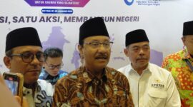 Menteri Sosial RI Saifullah Yusuf memberikan komentar kepada awak media usai memberikan pengarahan dalam Rapat Kerja Nasional XVII Asosiasi Pemerintah Kabupaten Seluruh Indonesia (Apkasi) yang digelar di Hotel Aston, Pelita, Lubuk Baja, Kota Batam, Selasa (20/1/2026). Matapedia6.com/Luci