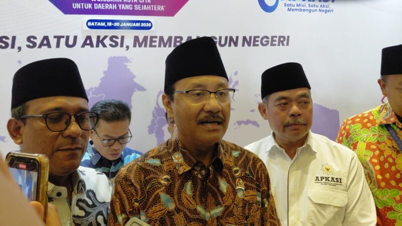 Menteri Sosial RI Saifullah Yusuf memberikan komentar kepada awak media usai memberikan pengarahan dalam Rapat Kerja Nasional XVII Asosiasi Pemerintah Kabupaten Seluruh Indonesia (Apkasi) yang digelar di Hotel Aston, Pelita, Lubuk Baja, Kota Batam, Selasa (20/1/2026). Matapedia6.com/Luci