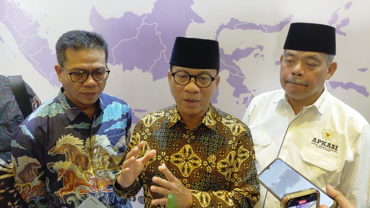 Menteri Desa dan Pembangunan Daerah Tertinggal (Mendes PDT) Yandri Susanto memberikan komentar ke awak media usai memberikan pengarahan pada Rapat Kerja Nasional (Rakernas) XVII Asosiasi Pemerintah Kabupaten Seluruh Indonesia (Apkasi) yang digelar di Hotel Aston, Pelita, Lubuk Baja, Kota Batam, Selasa (20/1/2026). Matapedia6.com/Luci