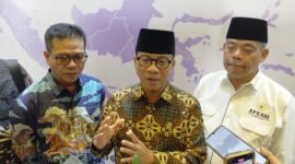Menteri Desa dan Pembangunan Daerah Tertinggal (Mendes PDT) Yandri Susanto memberikan komentar ke awak media usai memberikan pengarahan pada Rapat Kerja Nasional (Rakernas) XVII Asosiasi Pemerintah Kabupaten Seluruh Indonesia (Apkasi) yang digelar di Hotel Aston, Pelita, Lubuk Baja, Kota Batam, Selasa (20/1/2026). Matapedia6.com/Luci