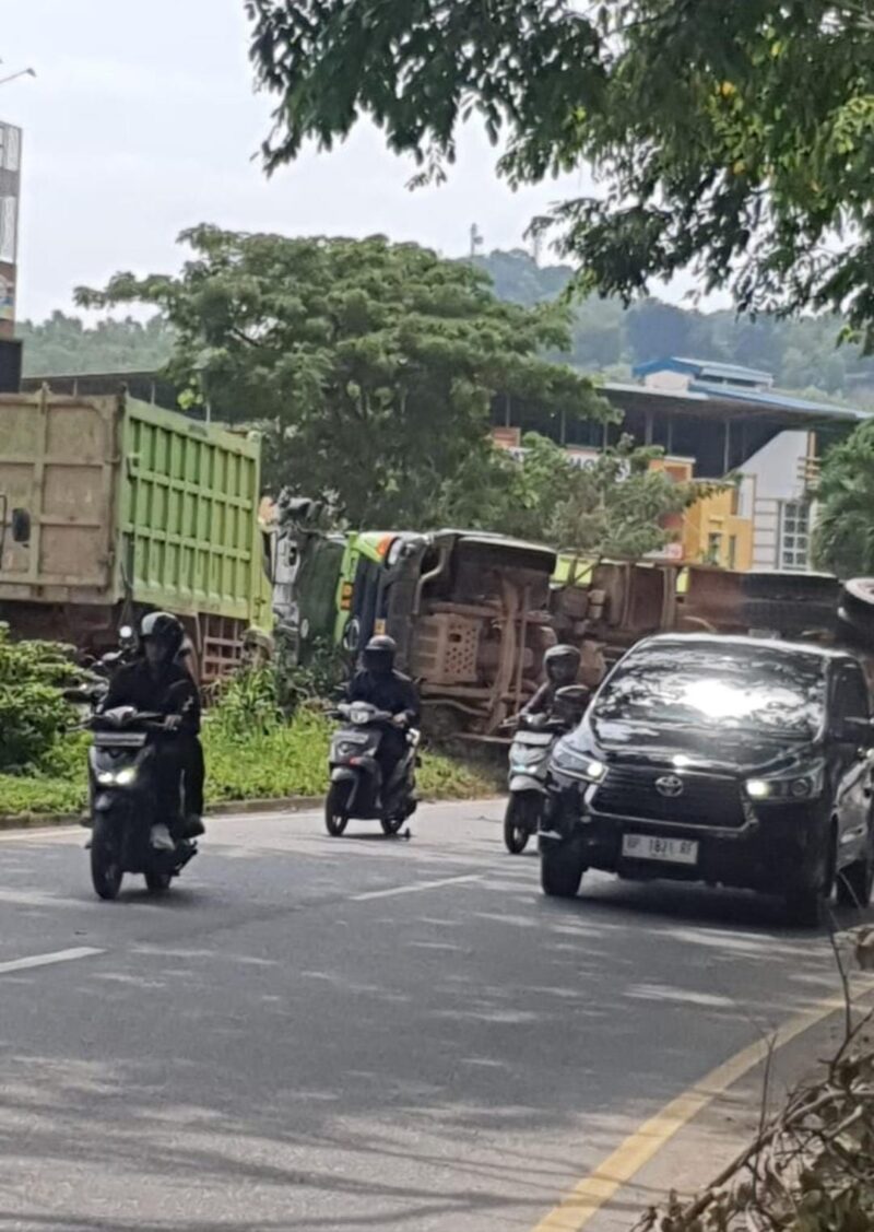 Kondisi truk tanah yang terguling di jalan Taman Boli Kota, Lubuk Baja Kota Batam Provinsi Kepri, Selasa (20/1/2026).Matapedia6.com/Istimewa