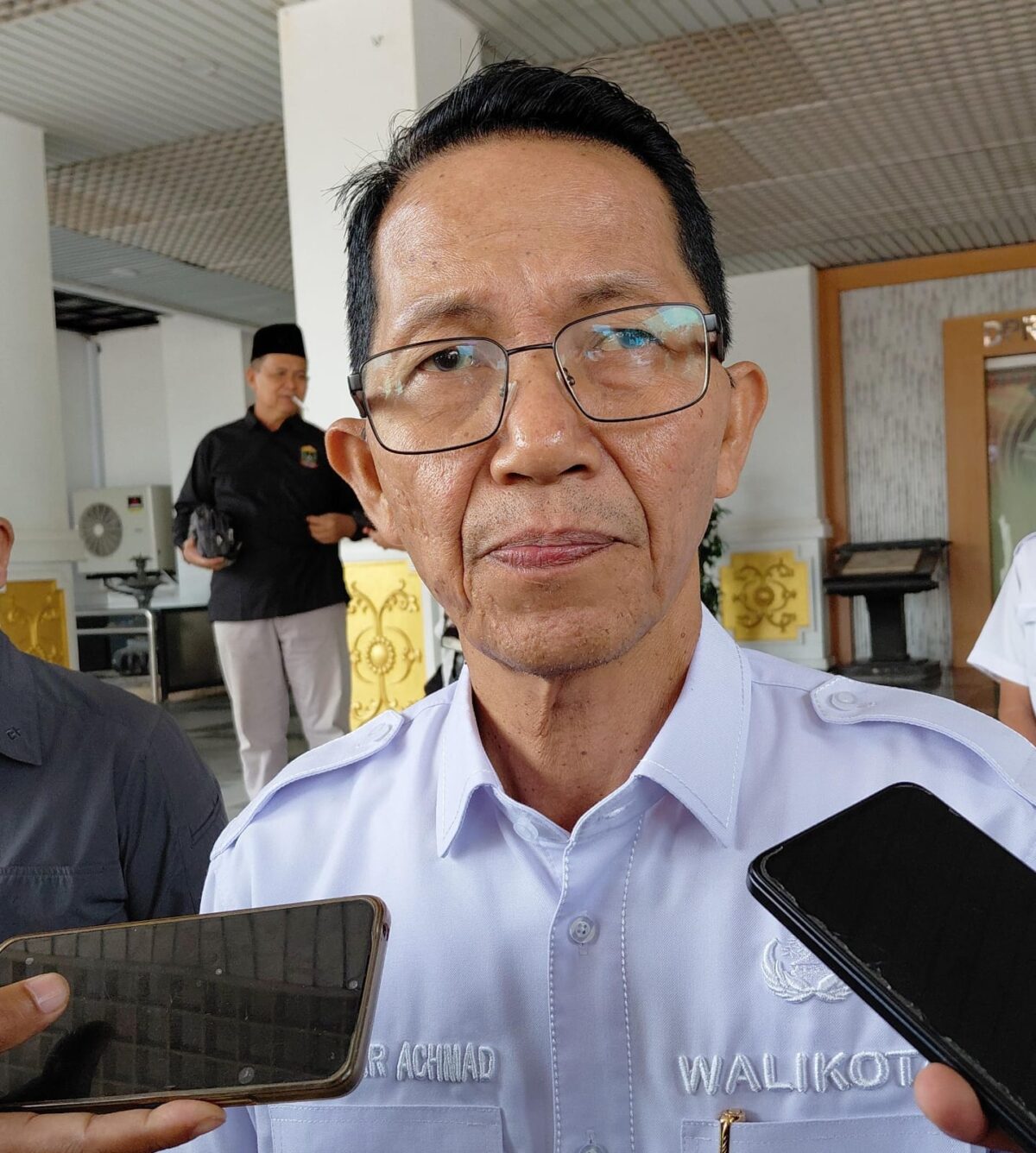 Wali Kota Batam Amsakar Achmad saat memberikan komentar menghadiri rapat paripurna di Kantor DPRD Batam, Rabu (21/1/2026). Matapedia6.com/Luci