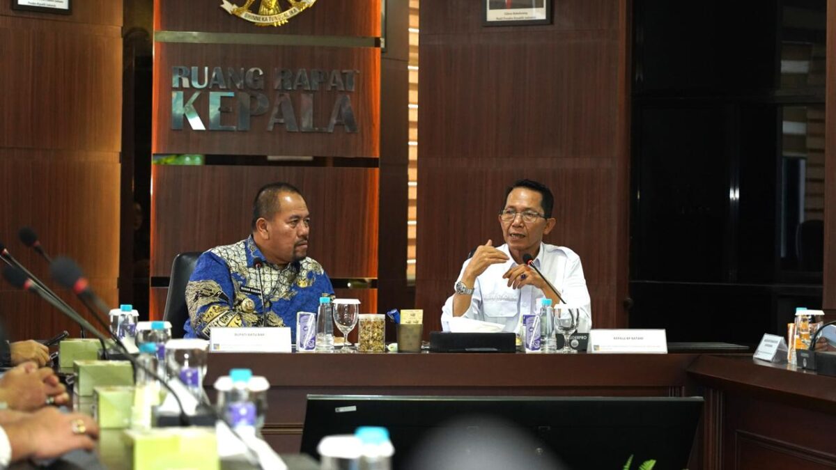 Kepala BP Batam Amsakar Achmad baju putih dan Bupati Batu Bara. Foto:Humas BP