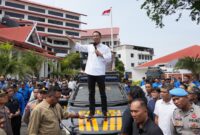 Kepala BP Batam Amsakar Achmad saat menemui warga Tanjung Sengkuang, Batu Ampar saat menyampaikan keluhannya ihwal distribusi air bersih, Kamis (22/1/2026). Foto:Humas BP Batam