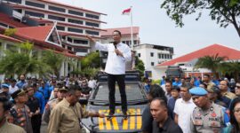 Kepala BP Batam Amsakar Achmad saat menemui warga Tanjung Sengkuang, Batu Ampar saat menyampaikan keluhannya ihwal distribusi air bersih, Kamis (22/1/2026). Foto:Humas BP Batam