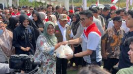 Pertamina Patra Niaga Sumbagut menyerahkan bantuan kepada masyarakat Padang Pariaman bersama DPR RI beberapa hari lalu. Foto:Istimewa